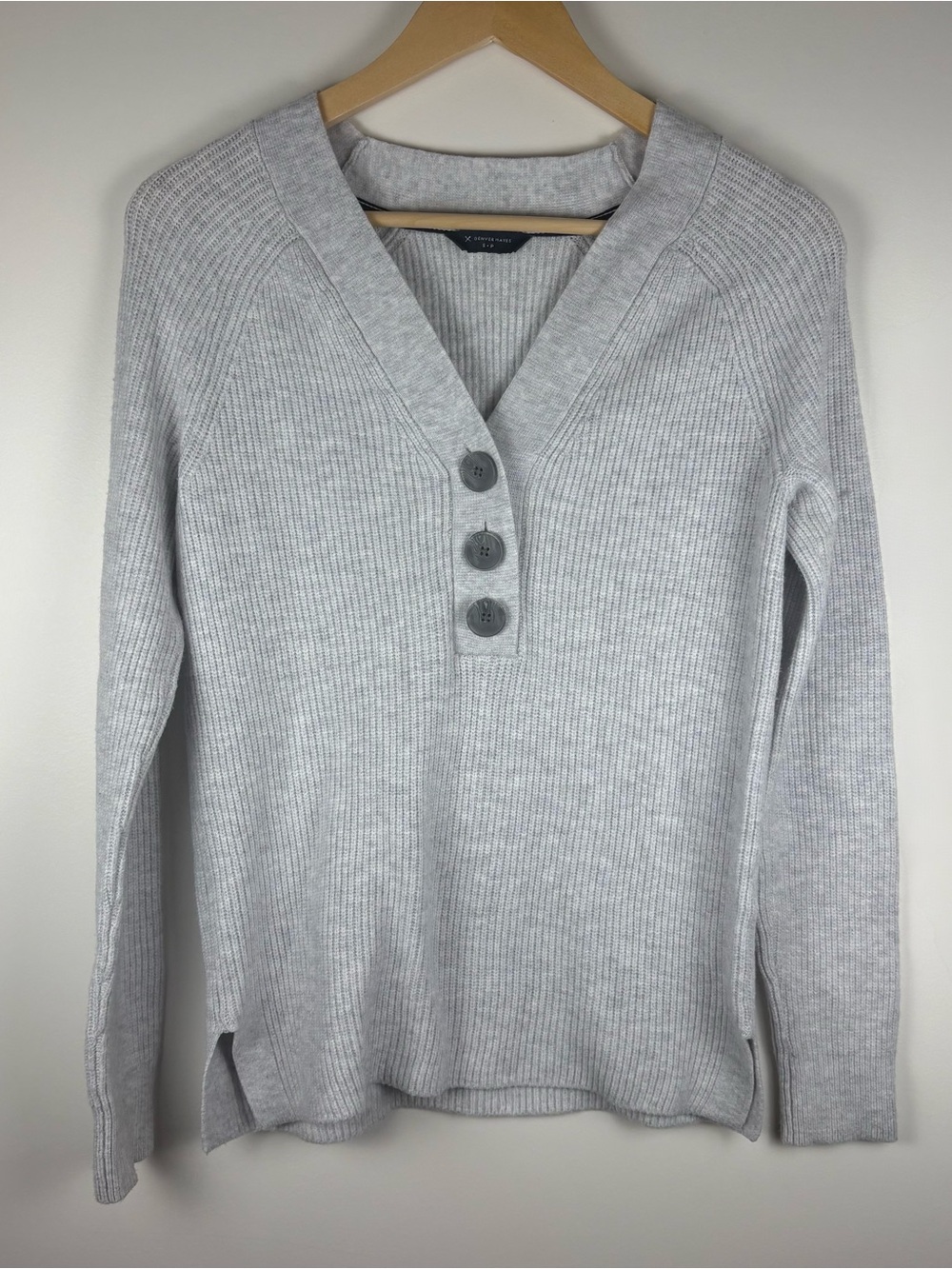 Denver Hayes Women’s Gray V-Neck Sweater Ribbed Knit Button Front Size Small